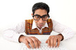 Junger Mann mit Brille am Computer