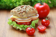 Brötchen mit Pute und Tomaten