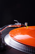 Analoge Musik vom Plattenspieler, rot und frontal hoch