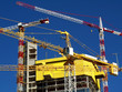 palazzo in costruzione con grù