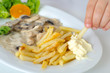 Rahmgeschnetzeltes mit Pommes und Majo