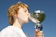 Junge küsst Pokal