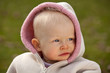 Foto: Baby girl mit Kapuze schaut zur Seite Baby girl mit Kapuze schaut zur Seite