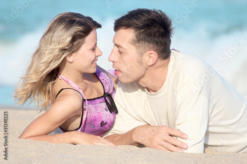 Foto: couple on the shore of the sea couple on the shore of the sea