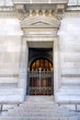 Porte en bois sur façade de pierre.