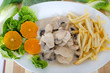Rahmgeschnetzeltes mit Pommes und Salat