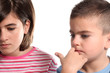 due bambini guardano qualcosa
