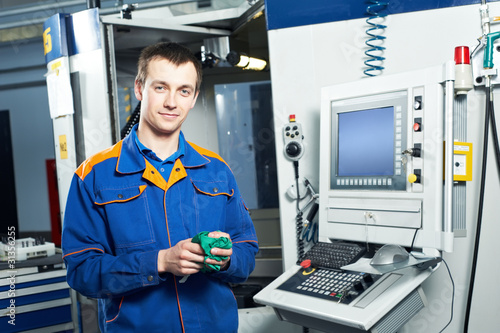 Foto: worker at tool workshop worker at tool workshop