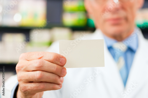 Foto: Apotheker mit Visitenkarte in Apotheke Apotheker mit Visitenkarte in Apotheke