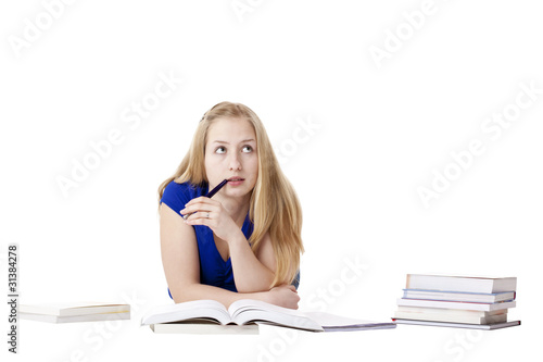 Photo: Attraktive, blonde Frau lernt mit Büchern und denkt nach Attraktive, blonde Frau lernt mit Büchern und denkt nach