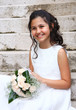 Bambina sorridente con vestito bianco