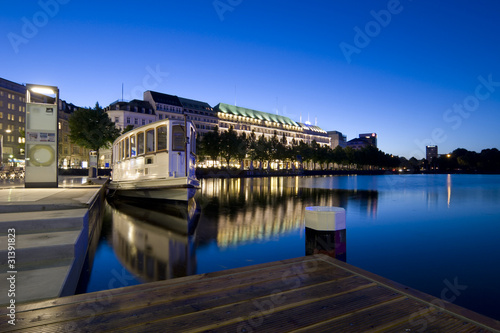 Foto: Binnenalster Hamburg vom Jungfernstieg Binnenalster Hamburg vom Jungfernstieg