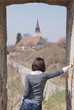 ragazza osserva il panorama di Feldioara