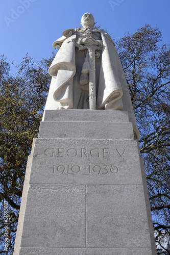 Photo: George V Statue in Westminster George V Statue in Westminster