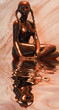 statuette de jeune fille aux nattes et aux seins nus