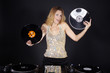 Foto: Hübsche DJ Frau hat keine Ahnung welche Schallplatte Hübsche DJ Frau hat keine Ahnung welche Schallplatte