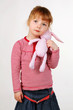 Foto: Liebes kleines Mädchen mit Kuscheltier Liebes kleines Mädchen mit Kuscheltier