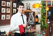 Foto: waiter in uniform at restaurant waiter in uniform at restaurant