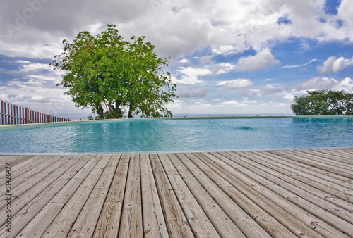 Photo: piscine avec plage terrasse en lames de deck en bois massif piscine avec plage terrasse en lames de deck en bois massif