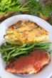 Kartoffelgratin mit Bohnen und Hähnchenschnitzel Cordonbleu