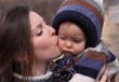 mère consolant bébé