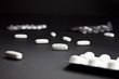 Tabletten auf schwarz.