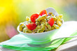 Nudelsalat mit Dill und Tomaten