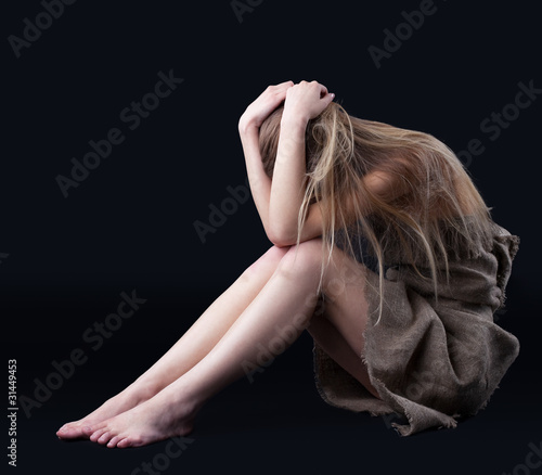Foto: Beauty girl close head in depression Beauty girl close head in depression