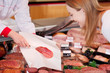 verkäuferin zeigt scheiben salami verkäuferin zeigt scheiben salami