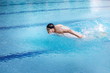Foto: Swimmer in cap and goggles performing the butterfly stroke Swimmer in cap and goggles performing the butterfly stroke