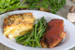 Kartoffelgratin mit Bohen und Hähcnehnschitzel