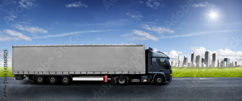 Foto: Truck and City Truck and City