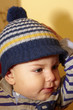 bambino piccolo con berretto di lana bambino piccolo con berretto di lana