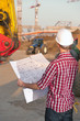 Jeune architecte travaillant en exterieur sur un chantier Jeune architecte travaillant en exterieur sur un chantier