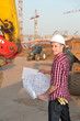 Jeune architecte travaillant en exterieur sur un chantier Jeune architecte travaillant en exterieur sur un chantier