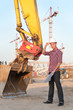Jeune architecte travaillant en exterieur sur un chantier Jeune architecte travaillant en exterieur sur un chantier