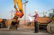 Jeune architecte travaillant en exterieur sur un chantier Jeune architecte travaillant en exterieur sur un chantier