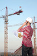 Jeune architecte travaillant en exterieur sur un chantier Jeune architecte travaillant en exterieur sur un chantier