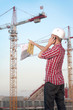 Jeune architecte travaillant en exterieur sur un chantier Jeune architecte travaillant en exterieur sur un chantier
