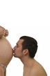 Mann küsst Babybauch