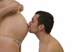 Mann küsst Babybauch