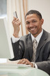 Foto: Businessman using credit card Businessman using credit card