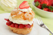 Windbeutel mit Erdbeeren und Sahne