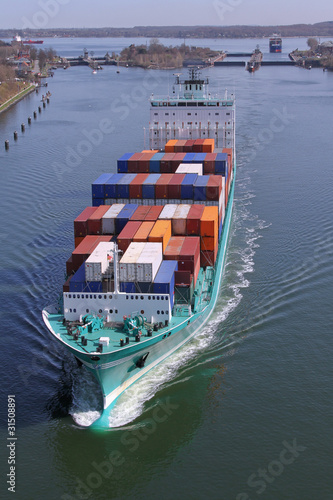 Foto: Feederschiff auf dem Nord-Ostsee-Kanal Feederschiff auf dem Nord-Ostsee-Kanal
