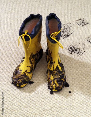 Photo: dreckige gummistiefel auf teppich dreckige gummistiefel auf teppich