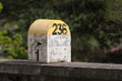Vieille borne sur un mur