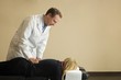 Chiropractor cu pacientul