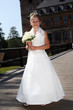 Foto: Blumenkind am Tag der Hochzeit mit dem Brautstrauß Blumenkind am Tag der Hochzeit mit dem Brautstrauß