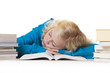 Foto: Junge, blonde, müde, u. erschöpfte Schülerin schläft auf Büchern Junge, blonde, müde, u. erschöpfte Schülerin schläft auf Büchern