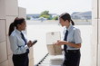 Foto: Workers with boxes near conveyor belt in shipping area Workers with boxes near conveyor belt in shipping area